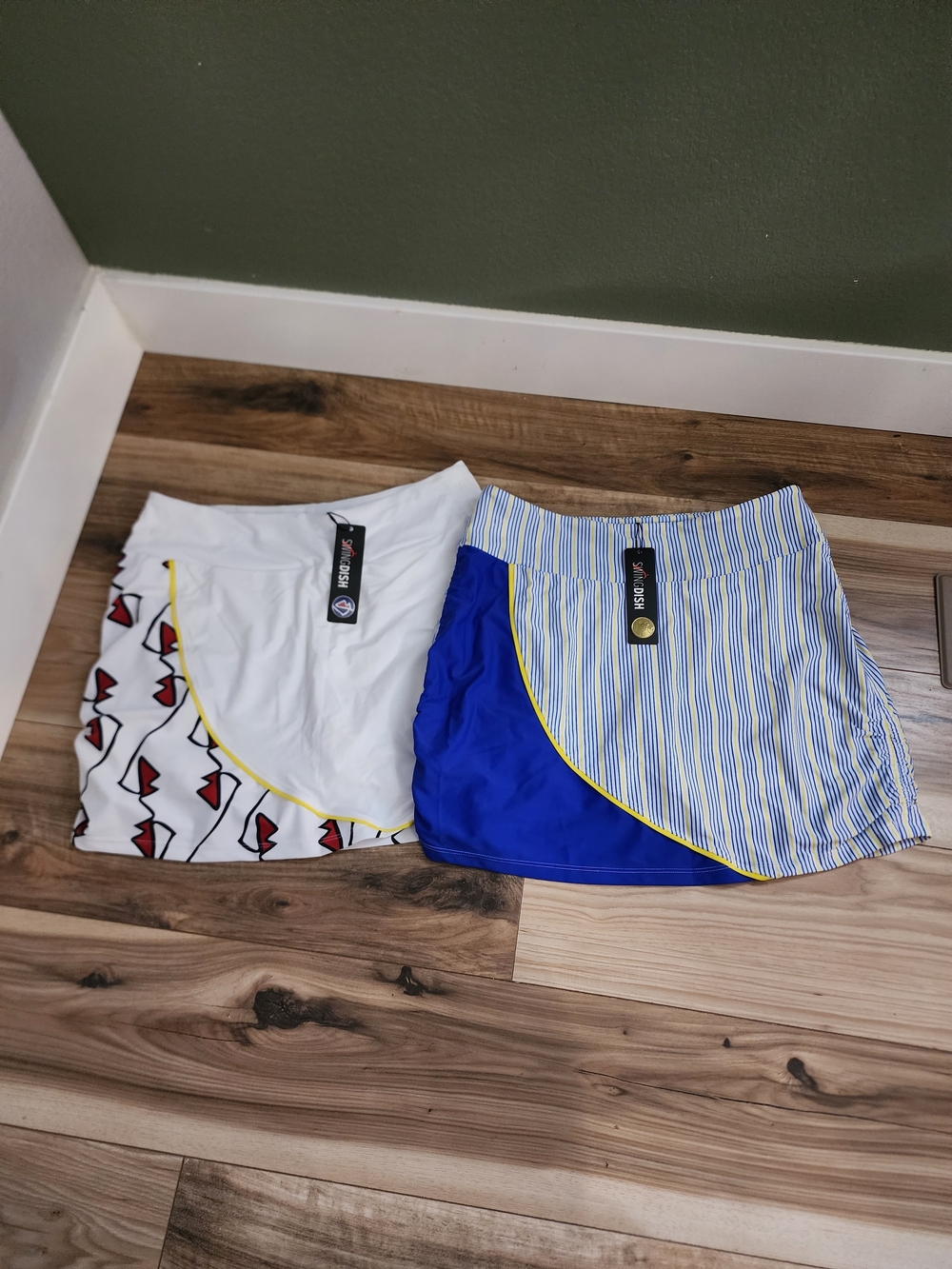NWT SwingDish Golf Skort Set of 2 Women’s Large + Ball Markers